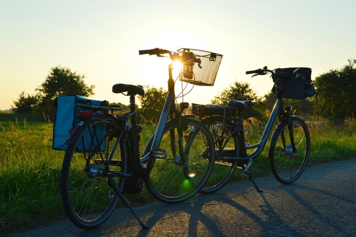 Zwei Fahrräder abgestellt am Wegesrand, Blick in den Sonnenuntergang